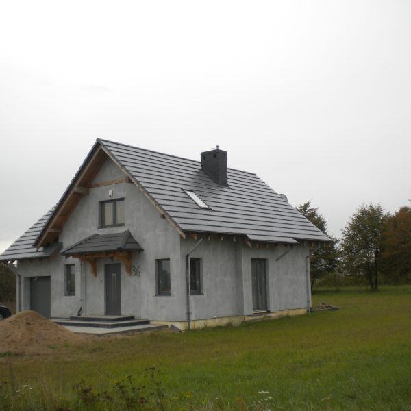 Dach pokryty płaską dachówką Creaton Turmalin w szarej glazurze o eleganckim połysku